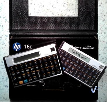 Bild des HP 16C mit Thank you Karte auf dem Kästchen